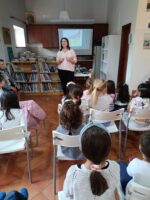 Η «Τζουβαχερένια» αγκάλιασε τα παιδιά που έπαιξαν μαζί της!
