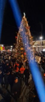 Φωταγωγήθηκε το πρώτο χριστουγεννιάτικο δέντρο στην Ελλάδα!