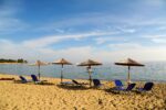 Απομακρύνονται ομπρέλες και ξαπλώστρες